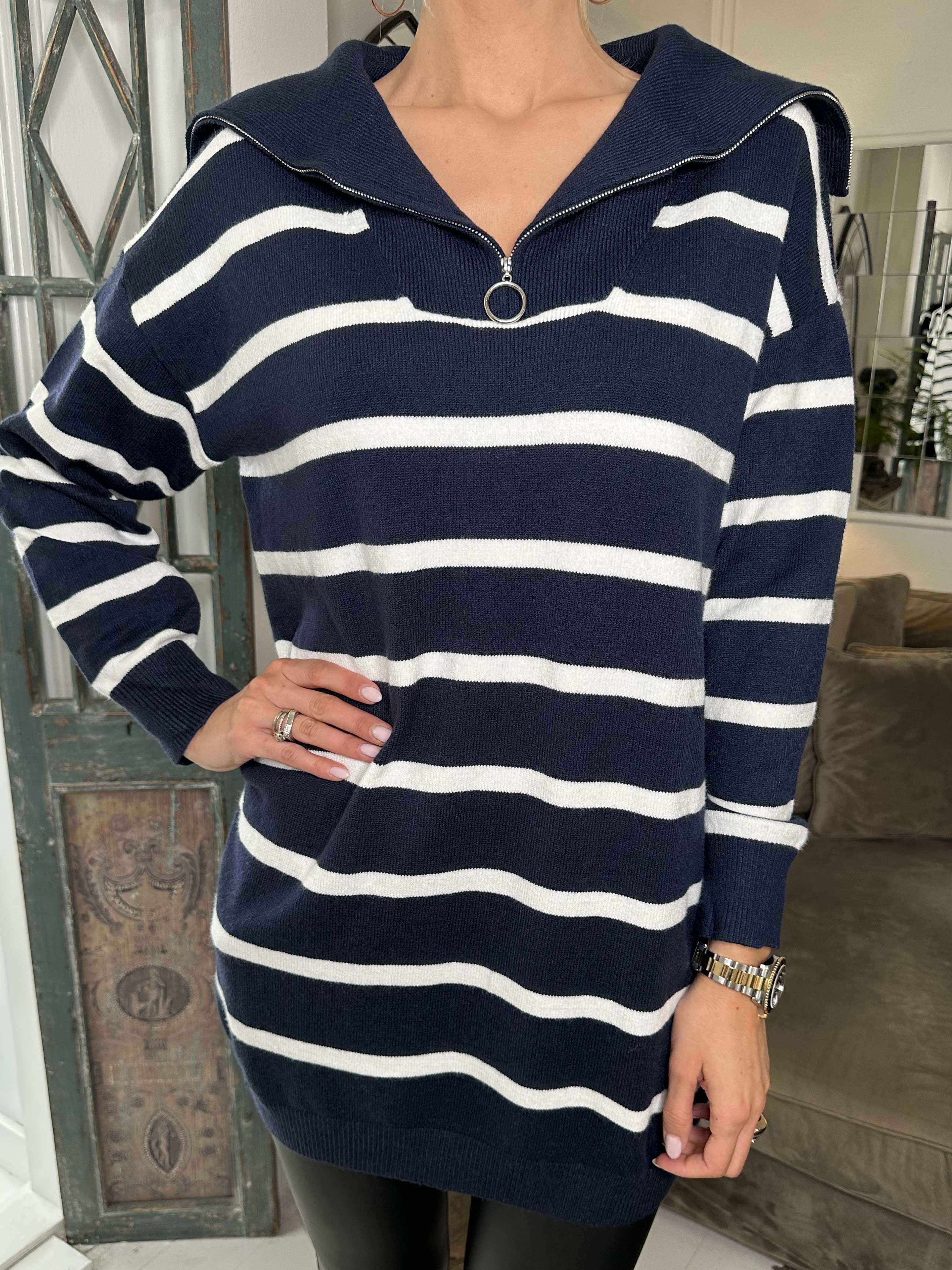 Liza - Blød strikkjole med striber og lynlås